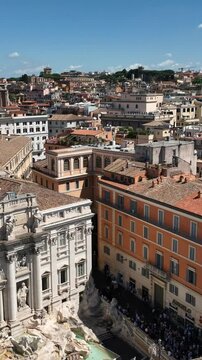 Folla di turisti in visita alla fontana di Trevi a Roma, Italia.
la Fontana di Trevi gremita di visitatori in una giornata estiva.
