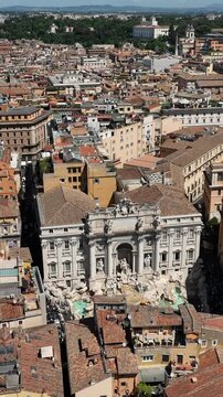Folla di turisti in visita alla fontana di Trevi a Roma, Italia.
la Fontana di Trevi gremita di visitatori in una giornata estiva.
