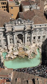 Folla di turisti in visita alla fontana di Trevi a Roma, Italia.
la Fontana di Trevi gremita di visitatori in una giornata estiva.
