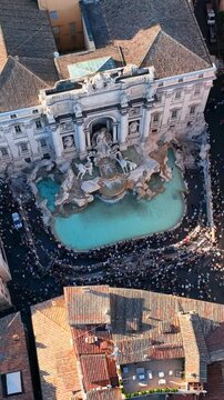 Folla di turisti in visita alla fontana di Trevi a Roma, Italia.
la Fontana di Trevi gremita di visitatori in una giornata estiva.
