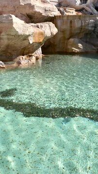 La fontana di Trevi durante la raccolta delle monete lanciate dai turisti a Roma.
Operai recuperano le monete lanciate dentro la fontana dai turisti in visita a Roma, Italia. 