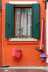buntes Fenster mit Ger&auml;ten zum Hausputz