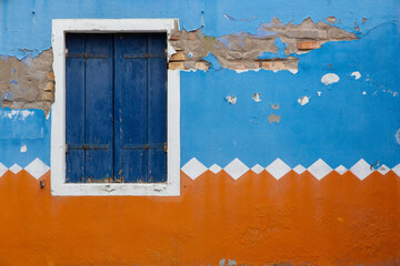 bunte Hausfassade mit geschlossenem Fensterladen
