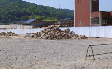 建設現場に残るコンクリートの瓦礫