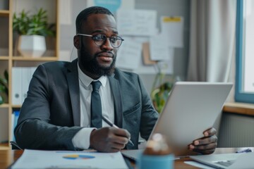 Fototapeta premium A recruiter is conducting virtual interviews on a tablet in a quiet office
