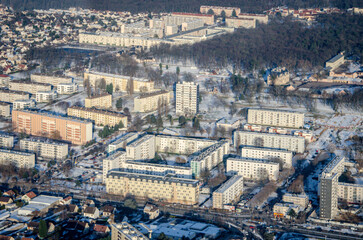 Obraz premium vue aérienne de la ville des Mureaux sous la neige