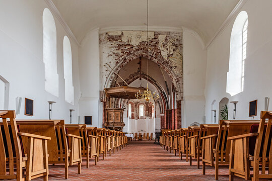 Das Kirchenschiff und der Altar der evangelisch-reformierten Pilsumer Kreuzkirche St. Stephanus in Pilsum, Ostfriesland, Deuschland