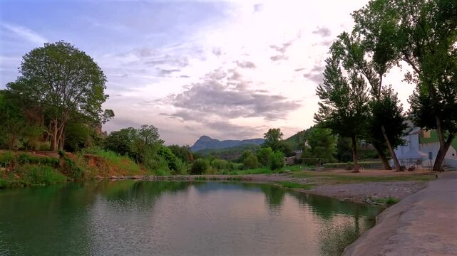 Paisajes de Argelita iluminados por la luz c&aacute;lida del atardecer 