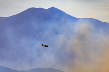 Le Canigou contemple le Canadair au dessus de l'incendie
