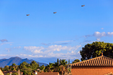 3 Canadair rentrent pour faire le plein en survolant le village