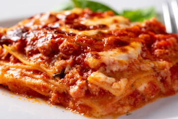 Primo piano di deliziose lasagne alla bolognese, tipica pasta ripiena della cucina italiana 