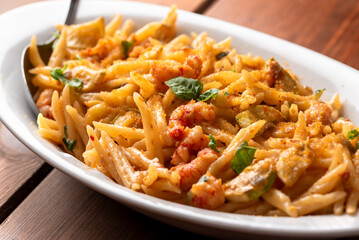 Piatto di deliziose trofie con sugo di gamberetti e bottarga di muggine, pasta italiana 