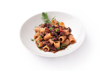 Piatto di pasta con delizioso ragù di polpo, cibo italiano, cucina mediterranea 