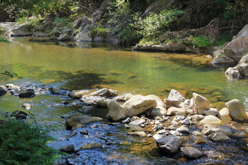 岩の間を流れる川の流れ