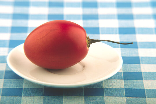 Red tomarilo fruit in a plate.