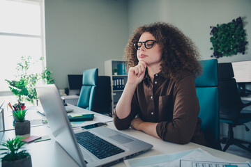 Obraz premium Photo of charming successful woman entrepreneur working modern office indoors hand chin hmm