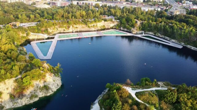 Zalew Zakrz&oacute;wek, skałki Twardowkiego, Krak&oacute;w, widok z g&oacute;ry, dronem