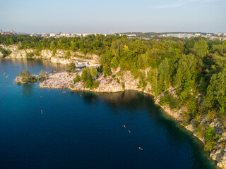 Zalew Zakrzówek, skałki Twardowskiego, Kraków, widok z góry, dronem