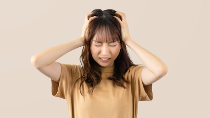 頭を抱えて困る女性