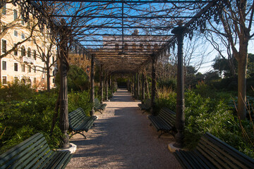 Prospettiva di un portico dei giardini imperiali di Venezia in una giornata invernale