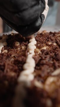 Colocando Catupiry na pizza, v&iacute;deo vertical