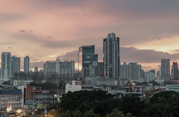 Obraz premium Gorgeous scenic of sunset with beautiful cloud and sky over metropolitan city. Bangkok city skyscrapers after sunset with Beautiful sky background, They can be used as Wallpaper, Copy space, Selective