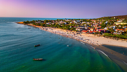 Fototapeta premium Parque Nacional Jericoacoara Jeri Ceará Natureza Dunas Paisagens Praia Areia Oceano Pôr do Sol Costeiro Tropical Ondas Nordeste Brasil Flora Lagoas Vento Surf Luz Sol Aventura Turismo Deserto Drone