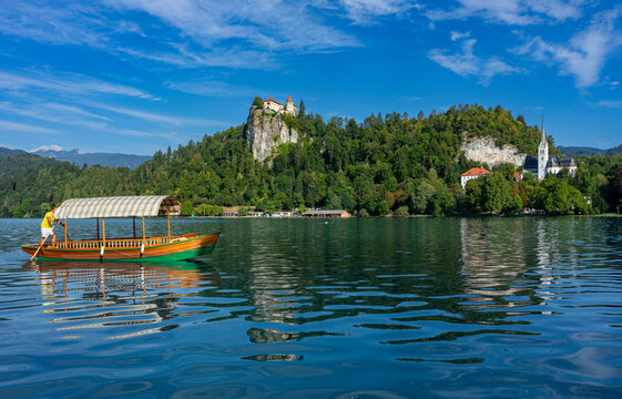 Urlaub in Slowenien, Bled: der Bleder See mit der Burg und traditionelles Boot Pletna