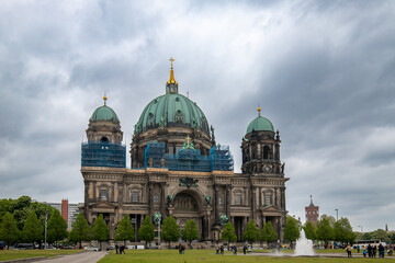 Obraz premium Berlin Cathedral (Berliner Dom) on a rainy day next to Spree River, Berlin, Germany.
