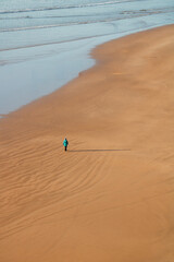 Einsamer Spaziergang am weiten Sandstrand bei Ebbe