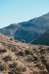 Trockene Berghänge in einer abgelegenen marokkanischen Landschaft