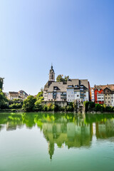 Fototapeta premium Laufenburg, Schlossberg, Kirche, St. Johann, Altstadt, Altstadthäuser, Rhein, Rheinufer, Uferweg, Ruine, Laufenbrücke, Sommer, Sommertag, Schweiz
