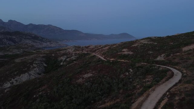 Luftbild leerer Wanderwege auf Korsika an der K&uuml;ste zum Meer
