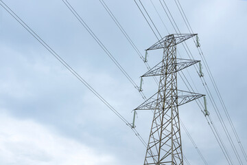 Electricity power supply distribution pylon and high voltage cables