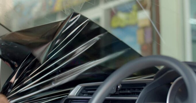 ไปที่หน้า
|123ถัดไป
Peel off car window film.Change out the old car film.Car tint technicians are replacing the film with a new one that better protects against UV light.