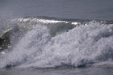 Naklejka premium Wave near the seashore Blue water
