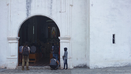 Gente esperando afuera de iglesia de San Andrés de la Cal