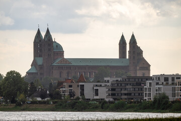 Fototapeta premium Kaiserdom Speyer im Hintergrund moderner Wohngebaeude