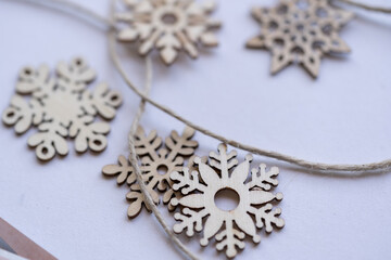 formas decorativas para fiesta de invierno hechas de madera