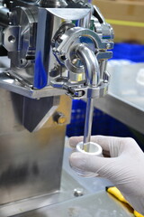 Semi-automatic cream filling machine Can contain liquids such as food, vegetable oil, shampoo, cream and lotion. Can be used for pharmaceuticals, cosmetics, food. chemical industry etc.

