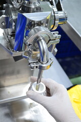 Semi-automatic cream filling machine Can contain liquids such as food, vegetable oil, shampoo, cream and lotion. Can be used for pharmaceuticals, cosmetics, food. chemical industry etc.

