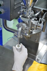 Semi-automatic cream filling machine Can contain liquids such as food, vegetable oil, shampoo, cream and lotion. Can be used for pharmaceuticals, cosmetics, food. chemical industry etc.

