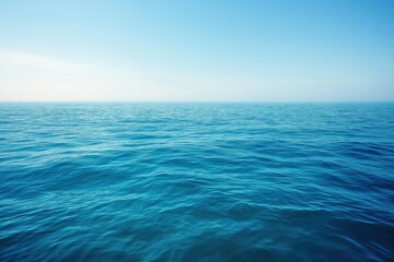 Obraz premium Deep blue ocean merging with clear sky on horizon