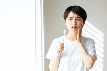 歯痛に悩む若い日本人女性
