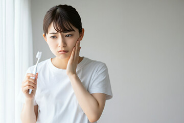 歯痛に悩む若い日本人女性