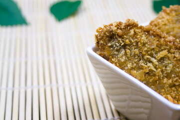 ソースをかけても塩で食べても◎トンカツ（pork cutlet）