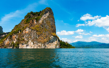 Obraz premium Tropical rainforest Mountain peak in Thailand, Beautiful archipelago islands Thailand Scenic mountains in the lake in Khao Sok National Park, Amazing nature landscape