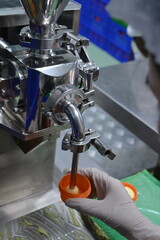 Semi-automatic cream filling machine Can contain liquids such as food, vegetable oil, shampoo, cream and lotion. Can be used for pharmaceuticals, cosmetics, food. chemical industry etc.


