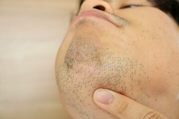 Naklejka premium 顎髭を気にする30代日本人男性