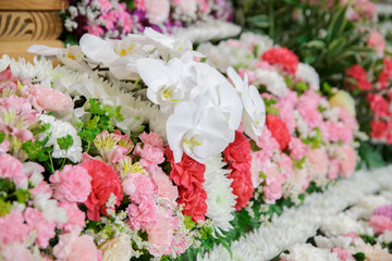 日本の葬式の花祭壇